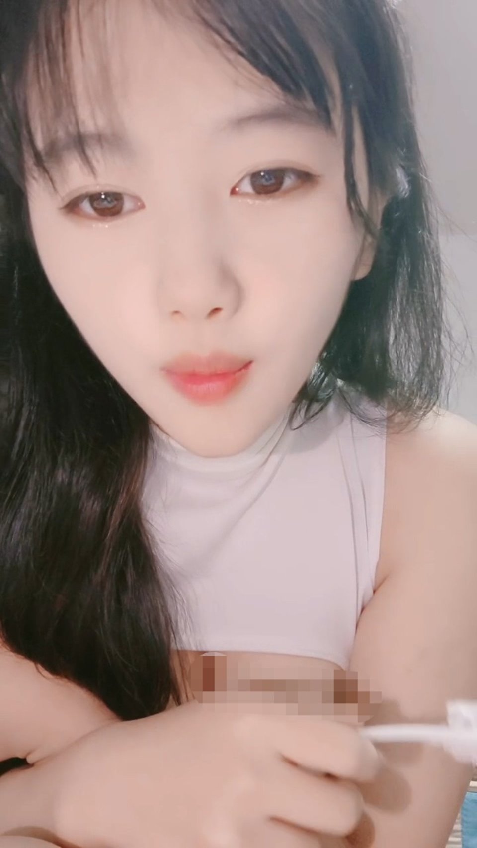 新来的小妞兼职赚外快,全程露脸乖巧可爱,听狼友指挥慢慢脱光刺激狼友,奶子好嫩洗澡诱惑,起来狼友来干她 947M